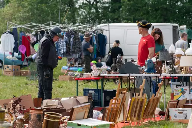 Carboot w Przyłękach to jedyny w swoim rodzaju pchli targ, na którym można było upolować zarówno drobiazgi codziennego użytku, odzież, ale też książki, meble, a nawet dzieła obrazy i reprodukcje