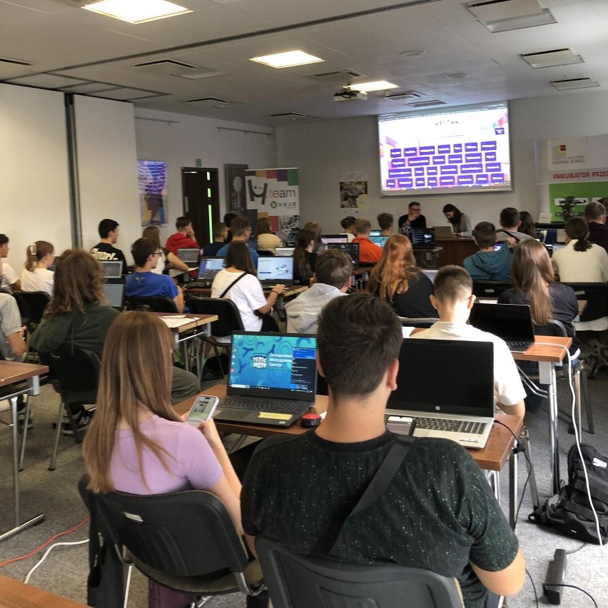 Uczniowie z Ukrainy uczą się programowania w Lesznie