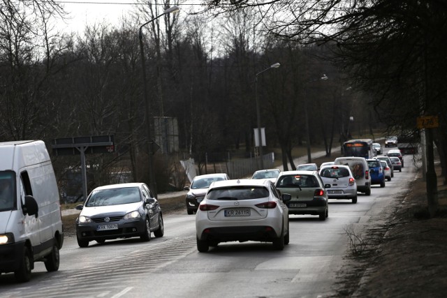 Jedna z głównych dróg wyjazdowych z miasta na północy jest wąska i dziurawa. Zamiast być wizytówką Krakowa, odstrasza korkami. Mieszkańcy o przebudowę Kocmyrzowskiej dopominają się od wielu lat