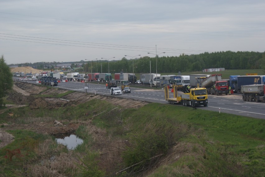 Będzie przejazd z sygnalizacją świetlną przez budowaną autostradę A1 koło Piotrkowa 