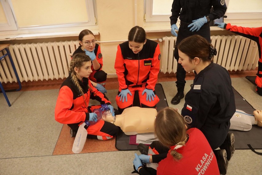 Nowiutki sprzęt szkoleniowy dla uczniów VII Liceum Ogólnokształcącego w Legnicy