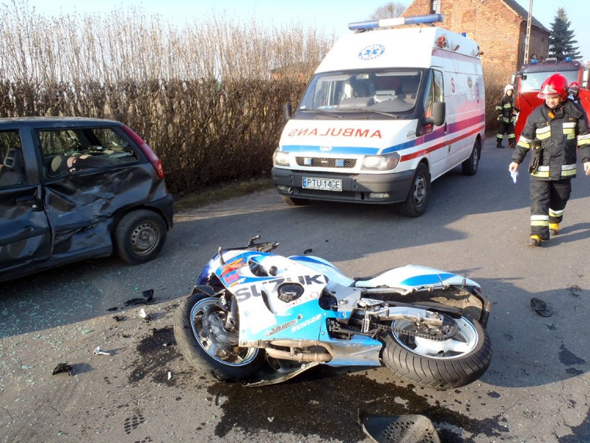 Zderzenie motocykla z autem w Biechowie. Do wypadku doszło 9...
