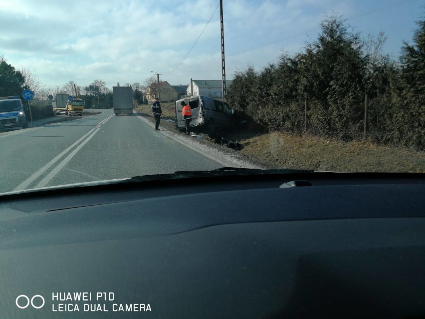 Wypadek na trasie Bydgoszcz - Koronowo. Auto wylądowało w rowie!