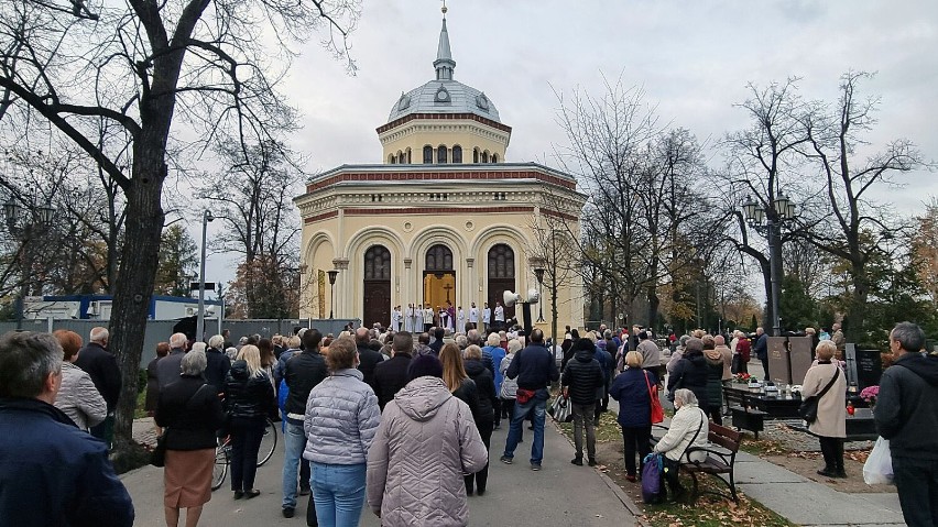 Legnica: Biskup Andrzej Siemieniewski poprowadził procesje po Cmentarzu Komunalnym