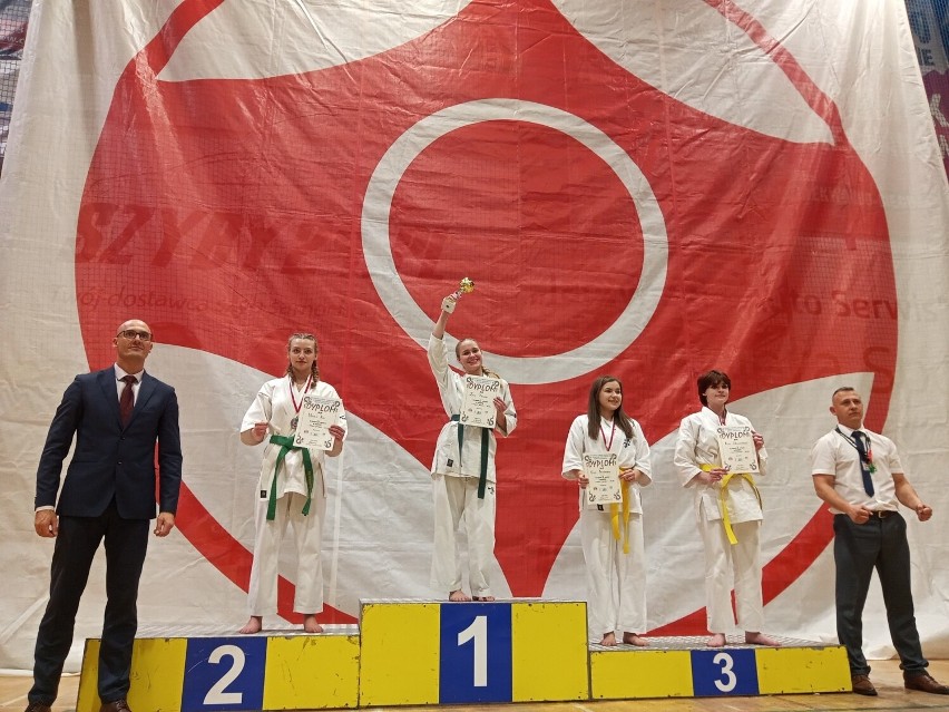 Zosia Perzan i Oliwia Staniaszek na podium Ogólnopolskiego Turnieju Karate Kyokushin 