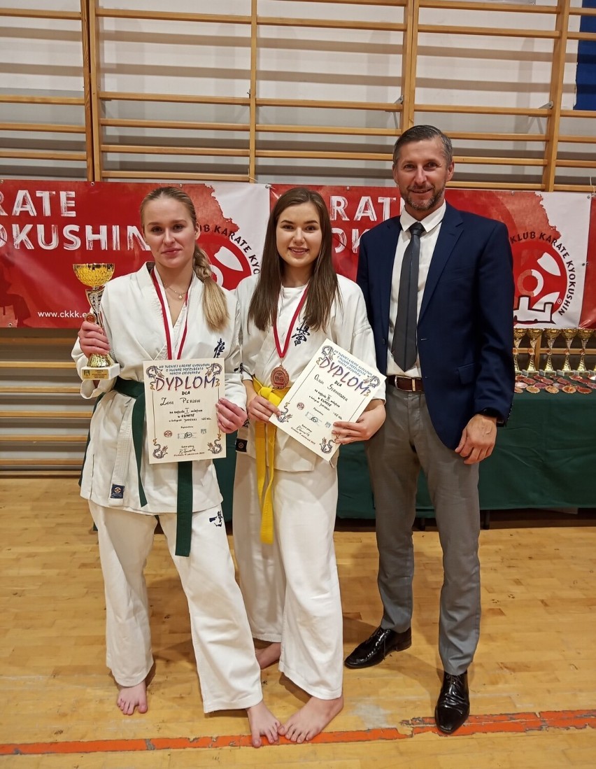 Zosia Perzan i Oliwia Staniaszek na podium Ogólnopolskiego Turnieju Karate Kyokushin 