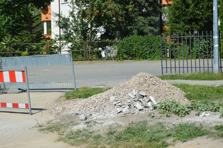 Trzcińska w Skierniewicach wciąż w remoncie. Wysokie krawężniki utrudniają wyjazd z posesji [ZDJĘCIA]