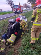 W rowie leżał rozbity samochód! Bez tablic rejestracyjnych i kierowcy. Trwają poszukiwania