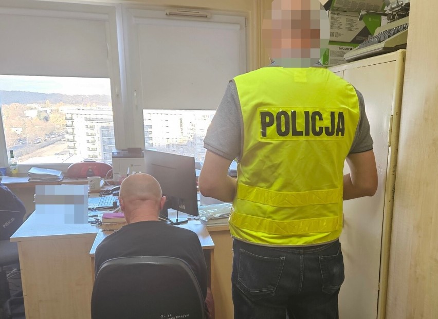 Policjanci przewieźli 50 i 59-latka do komendy we Włocławku,...