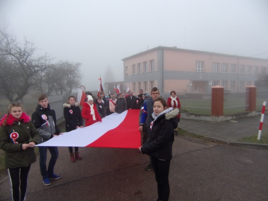 Uczniowie Szkoły Podstawowej w Białaszewie przeszli w marszu...