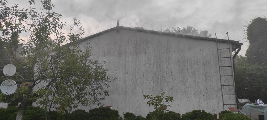 Strażacy gasili pożar w budynku jednorodzinnym przy ul. Nad...