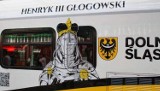 Pociąg Kolei Dolnośląskich z wizerunkiem Henryka III Głogowskiego. Niebawem prezentacja 