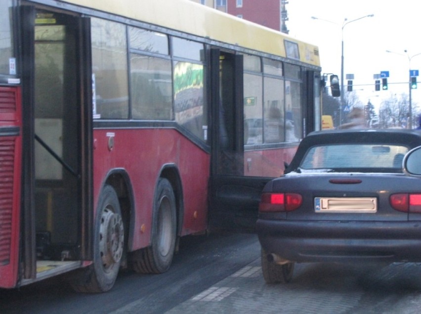 Ul. Krańcowa: Nietypowa stłuczka z udziałem autobusu