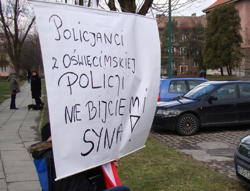 Oświęcim. Protest ojca pod komendą powiatową policji. Oskarża policjantów o pobicie syna