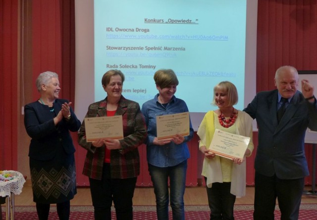 Przedstawiciele grup nieformalnych z Rzeczycy Mokrej i Andruszkowic otrzymali również nagrody za udział w konkursie “Opowiedz...”.