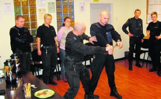 Policjanci uczyli strażników podstawowych sposobów obezwładniania