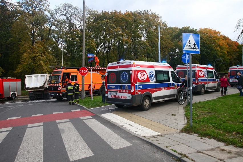 10 rannych w wypadku ciężarówki z tramwajem na Zgierskiej [ZDJĘCIA]