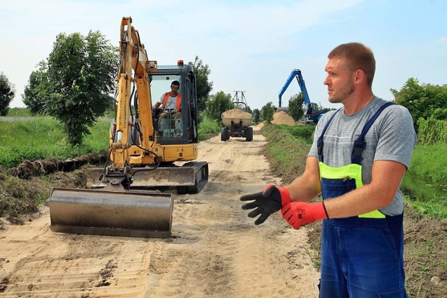 Prace przy budowie ścieżki pieszo-rowerowej w kierunku Bydgoszczy drogowcy mają zakończyć do 31 sierpnia.