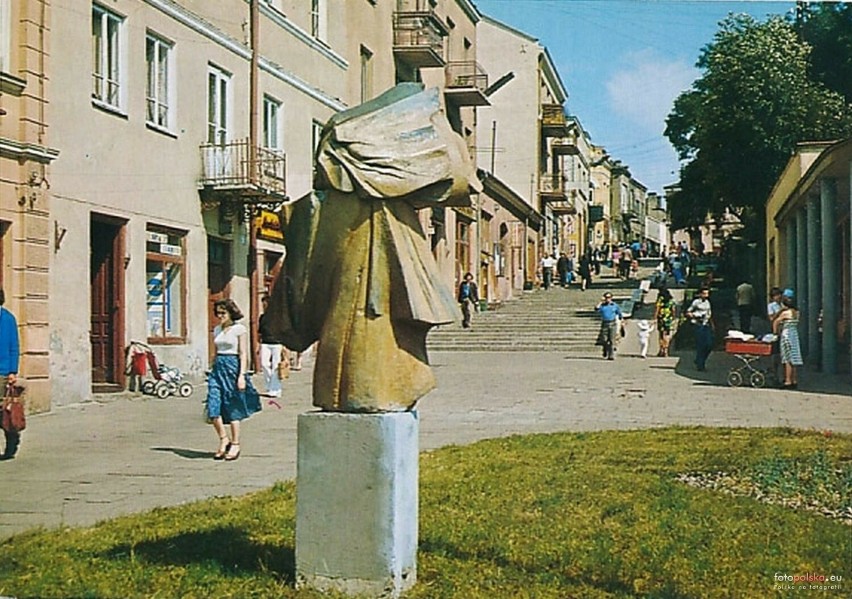 Lata 1974-1976 , Rzeźba zdobiąca ulicę Kościelną.