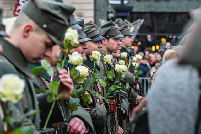 Miasto Bydgoszcz we współpracy z instytucjami kultury, uczelniami i stowarzyszeniami świętuje 100. rocznicy powrotu Bydgoszczy w granice Polski. Główne świętowanie rozpoczęło się w weekend, 18-19 stycznia. 

W niedzielę na ul. Długiej można było oglądać wystawę w zabytkowym autobusie poświęconą komunikacji miejskiej. A na Wyspie Młyńskiej wystawę umundurowania powstańczego oraz szpital polowy. Atrakcją było także wybijanie monet, zabawy artystyczne, fotograficzne i pocztowe. 

Na Starym Rynku atrakcją była inscenizacja historyczna, w której wzięło udział pół tysiąca osób. Zobaczyliśmy grupy rekonstrukcyjne z całej Polski, w tym konne pułki ułanów. 

Na Wyspie Młyńską można było zjeść jubileuszowy tort przygotowany przez mistrzynię świata Jowitę Woszczyńską. 

Oficjalne obchody z ceremoniałem wojskowym odbędą się na Starym Rynku w poniedziałek 20 stycznia, o godz. 13.