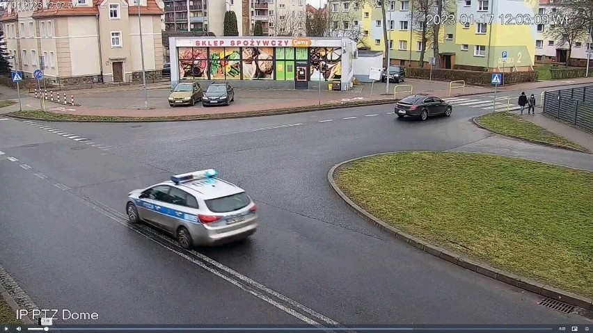 Policjanci ze Szczecinka przetransportowali do szpitala mężczyznę z obciętym palcem 