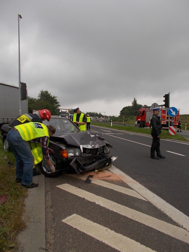 Kwadrans po godzinie jedenastej na zakopiance doszło do zderzenia kursowego busa z samochodem osobowym. Ten drugi nie zauważył czerwonego światła i wjechał w busa wyjeżdżającego prawidłowo z ulicy Sobieskiego na zakopiankę.