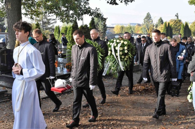 Na cmentarzu przy ul. Marulewskiej w Inowrocławiu odbył się pogrzeb 13-letniej Nadii. Uczestniczyło w nim kilkaset osób