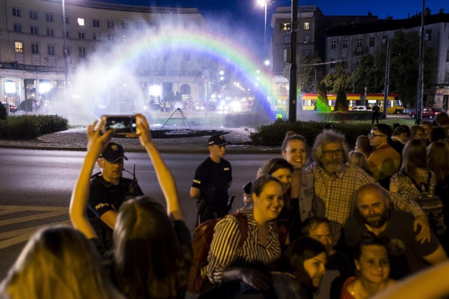 Tęcza znów na placu Zbawiciela. Tłumy warszawiaków oglądały kolorową instalację [ZDJĘCIA]