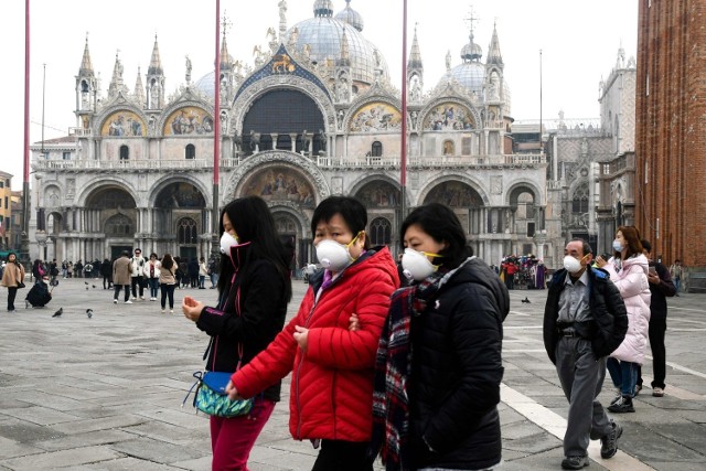 Na Placu Świętego marka w Wenecji ludzie chodzą w maskach, ale nie karnawałowych. Karnawał w Wenecji został odwołany z powodu koronawirusa.