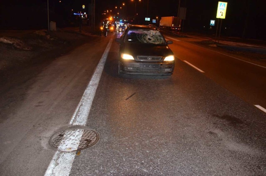 Na drodze krajowej nr 94 w Olkuszu pieszy wszedł pod jadące auto