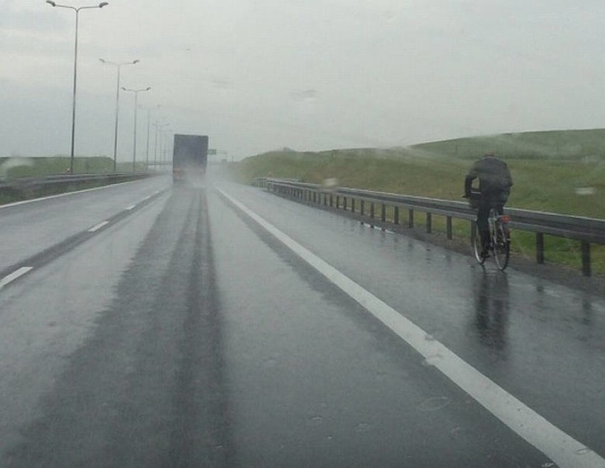 Rowerzysta w deszczu jechał S3
W czasie, kiedy mijałem...