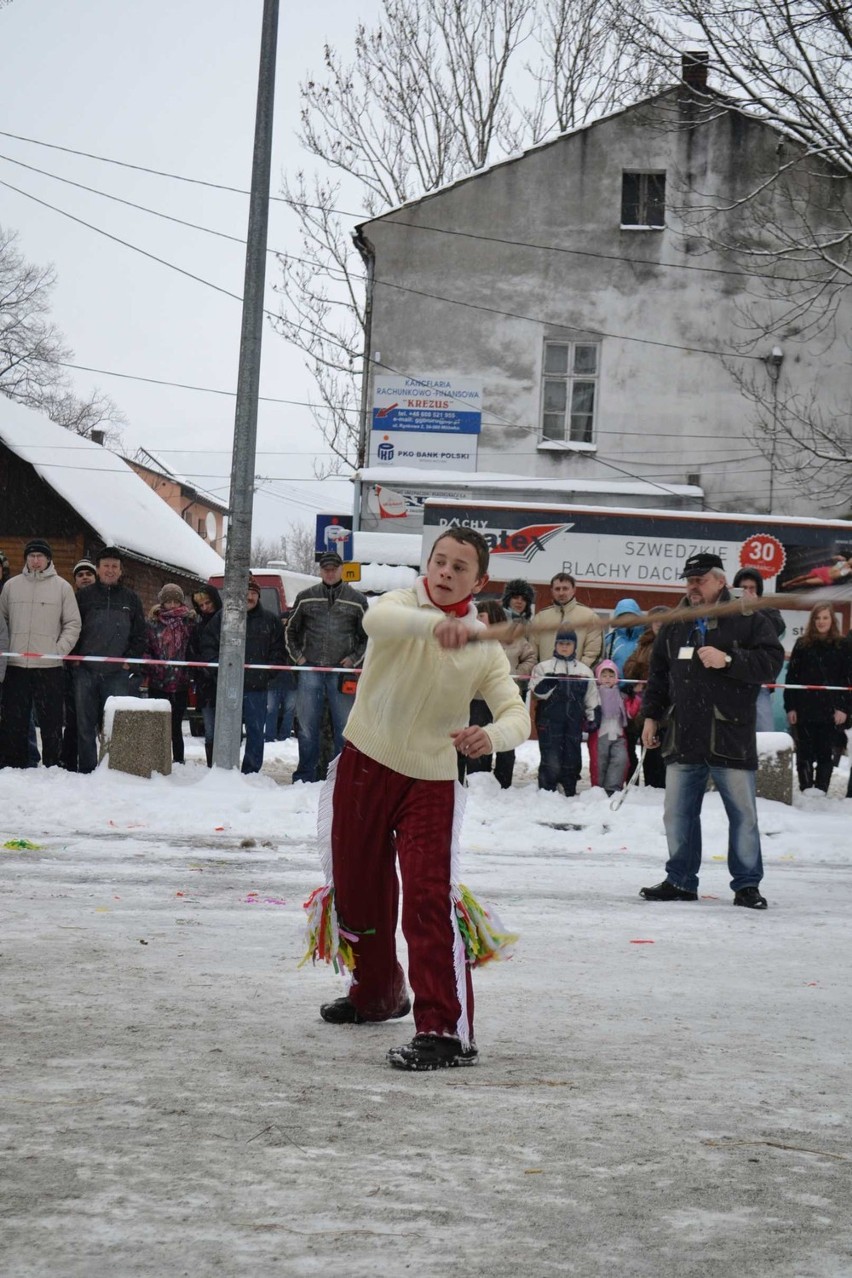 Milówka: Wystartowały Żywieckie Gody 2012. Na rynku dziady oraz kolędnicy strzelali z bata [ZDJĘCIA]