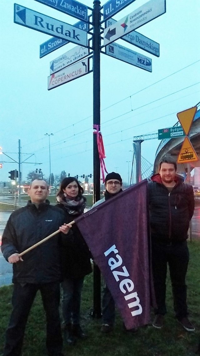 Aktywiści Razem udekorowali tablicę z nazwiskiem socjalistycznego działacza wstążkami w kolorze biało-czerwonym oraz w barwach partii.