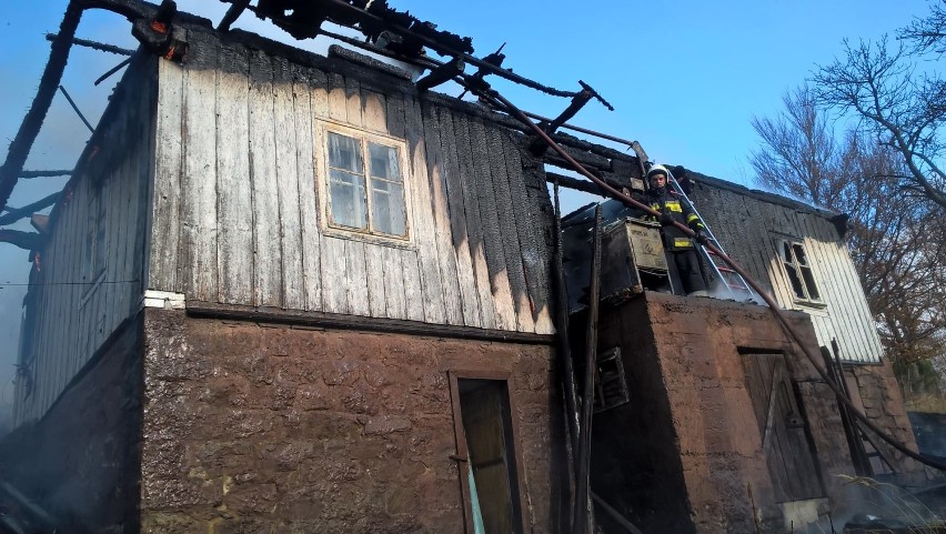 Pożar w Zwardoniu, gaszenie było bardzo trudne. Dom znajdował się wysoko na zboczu góry [ZDJĘCIA]