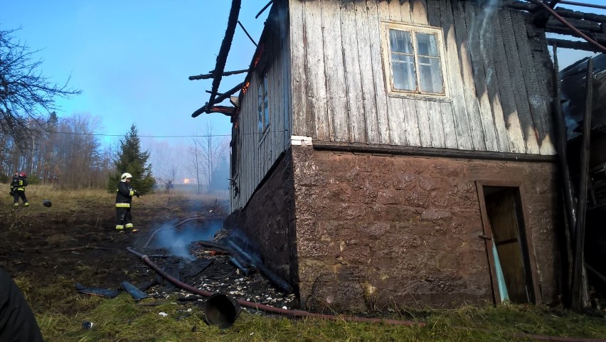 Pożar w Zwardoniu, gaszenie było bardzo trudne. Dom znajdował się wysoko na zboczu góry [ZDJĘCIA]