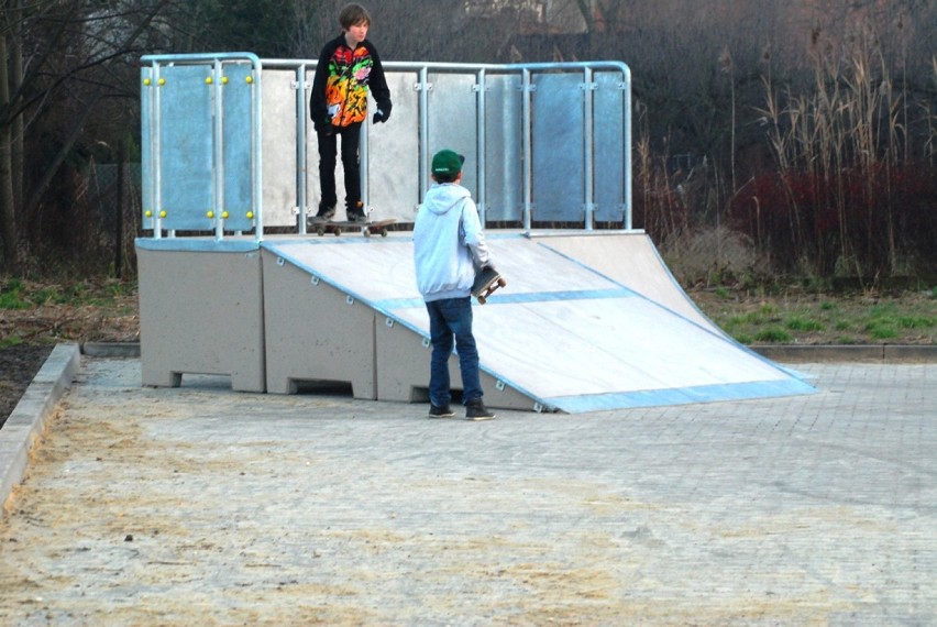 Skatepark w Jarocinie: Młodzież już korzysta ze skateparku