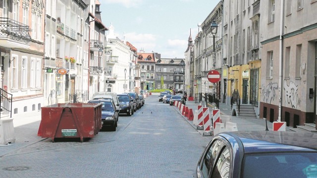 Samochody poruszają się już po nowej jezdni z kostki brukowej