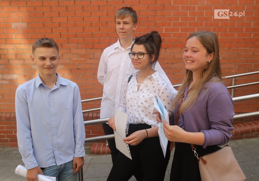 Szczecińscy uczniowie poszli na wakacje. Były kwiaty i łzy pożegnania [WIDEO]