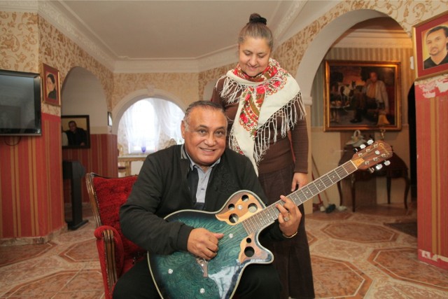 Tak mieszka Don Vasyl. Willa króla romskiej piosenki robi wrażenie. Artysta na scenie występuje nieprzerwanie od 12. roku życia. Zobacz jak mieszka gwiazda - KLIKNIJ DALEJ