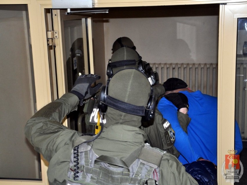 Trzej mężczyzni podejrzani o handel kokainą w Warszawie w rękach policji