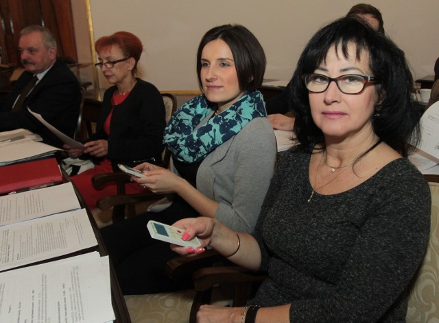 Na pierwszym planie radne PO Marta Michalska - Wilk (z lewej) i Magdalena Lasota z pilotami do głosowania.