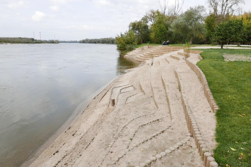 Zakończyła się modernizacja Plaży Romantycznej. Miesiąc po wakacjach. Dzielnica tłumaczy się z opóźnień