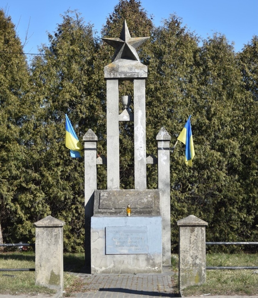 Malbork. Pomnikiem z gwiazdą wymalowanym w niecenzuralne hasła zainteresował się konsul Rosji. Ma nadzieję na ukaranie sprawcy