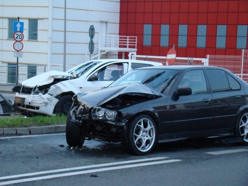 Groźny wypadek przy 3 Stawach. Jedna osoba w szpitalu [ZDJĘCIA]