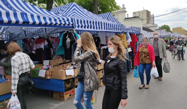 Od wtorku, 19 maja, na targowiskach miejskich w Piotrkowie, nie obowiązują już ograniczenia w handlu, ale nadal, zarówno sprzedający, jak i klienci, muszą pamiętać o obowiązku zakrywania ust i nosa oraz zachowywania odległości