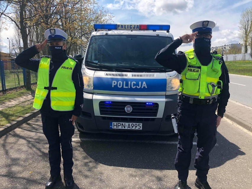 Policjanci i strażacy w Slupsku punktualnie o godz. 12...