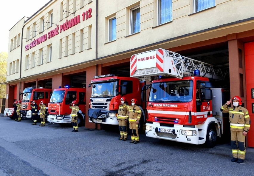 Policjanci i strażacy w Slupsku punktualnie o godz. 12...