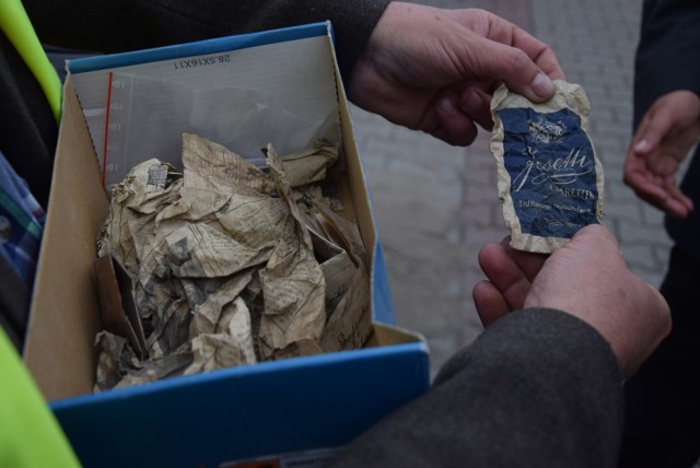 Od poniedziałku 2 października na terenie firmy Eneris Surowce archeolodzy z Muzeum Lubuskiego przeczesują odpady z pogorzeliska z katedralnej wieży. Co już znaleźli?
-&nbsp;Rzeczy, które znajdujemy, na pewno będą budziły zdziwienie – mówił wczoraj Stanisław Sinkowski, kierownik sekcji archeologii w Muzeum Lubuskim. Stoimy z nim obok 4 ton odpadów, które z katedralnej wieży trafiły już do firmy Eneris Surowce. Od poniedziałku mającą 5,5 m sześc. górkę, głównie ziemi, przeczesują archeolodzy.

S. Sinkowski pokazuje nam fragmenty ceramiczne. – Te najstarsze kawałki są z czasów średniowiecza. A tu, proszę, to fragment patelni, która była na trzech nóżkach. To jest uchwyt, żeby można było wstawić ją do pieca, a nie poparzyć sobie rąk – mówi archeolog. W tym samym czasie Paweł Kaźmierczak, kolejny archeolog, znajduje w ziemi mającą wiele lat szpilkę.

Zobacz też wideo: Pożar katedry w Gorzowie. Nocne zdjęcia z drona


Przeczytaj też:  Pożar katedry w Gorzowie. Ogień wybuchł w wieży. Strażacy walczyli z płomieniami całą noc [WIDO]

