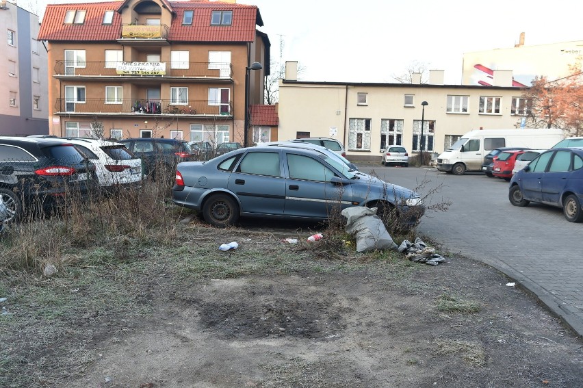 Leszno. Wrak zniknął z osiedla. Śmieci pozostały [ZDJĘCIA]