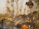 Pożar składowiska odpadów w Zelowie trwa. Ewakuowano osiem rodzin